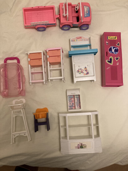 Barbie spullen | auto | kinderstoel | kasten