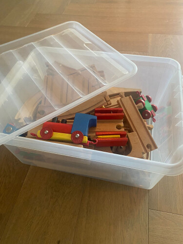 Doos vol houten treinbaan