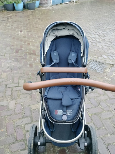 5 Joolz kinderwagen, de bak is ook aanwezig net als de slaapzak en het regenscherm, zo goed als nieuw €350,00.jpg